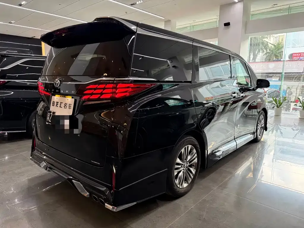 Toyota Alphard — фото 6
