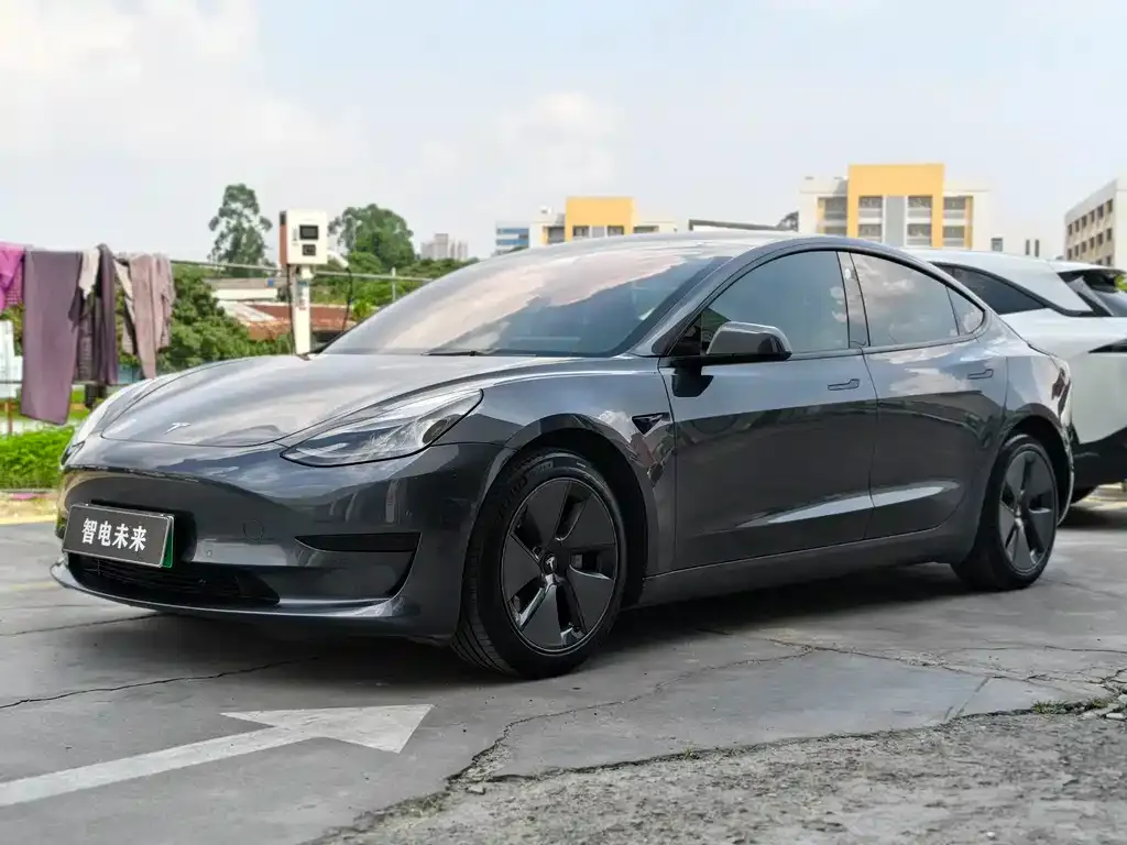 Tesla Model 3 — фото 1