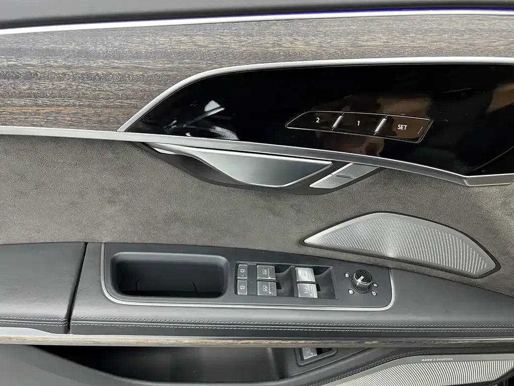 Audi A8 — фото 9