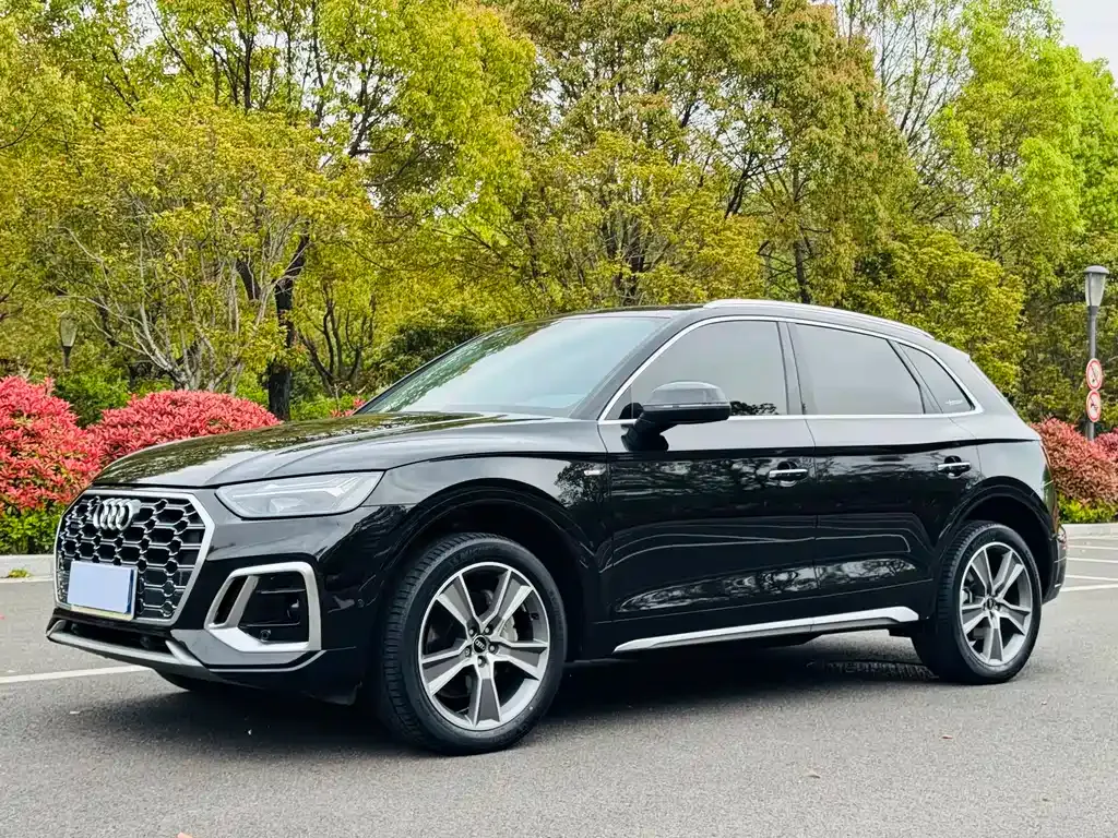 Audi Q5L — фото 1