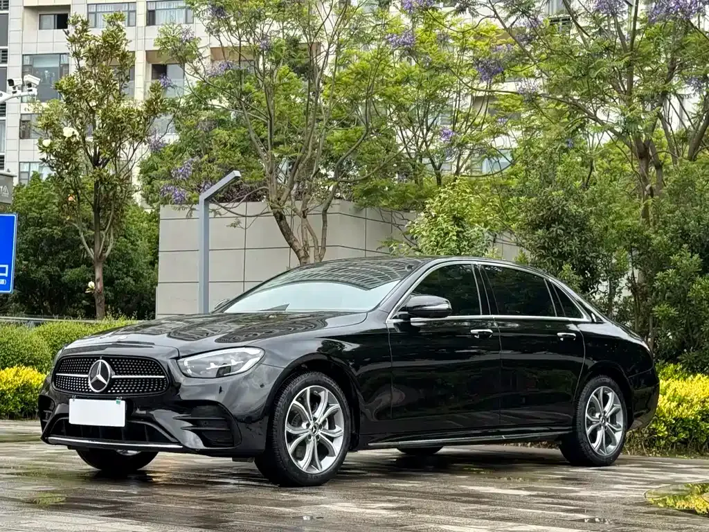 Mercedes-Benz E-Class — фото 1