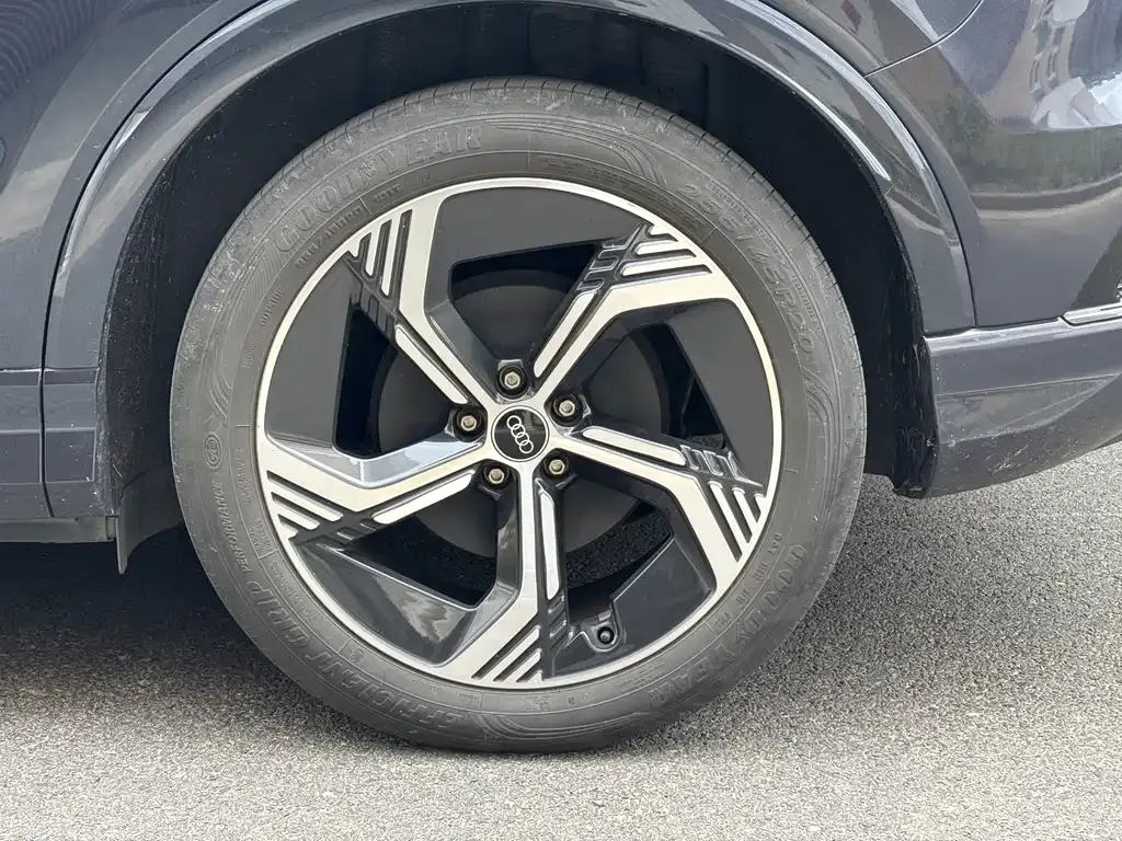 Audi Q4 e-tron — фото 9