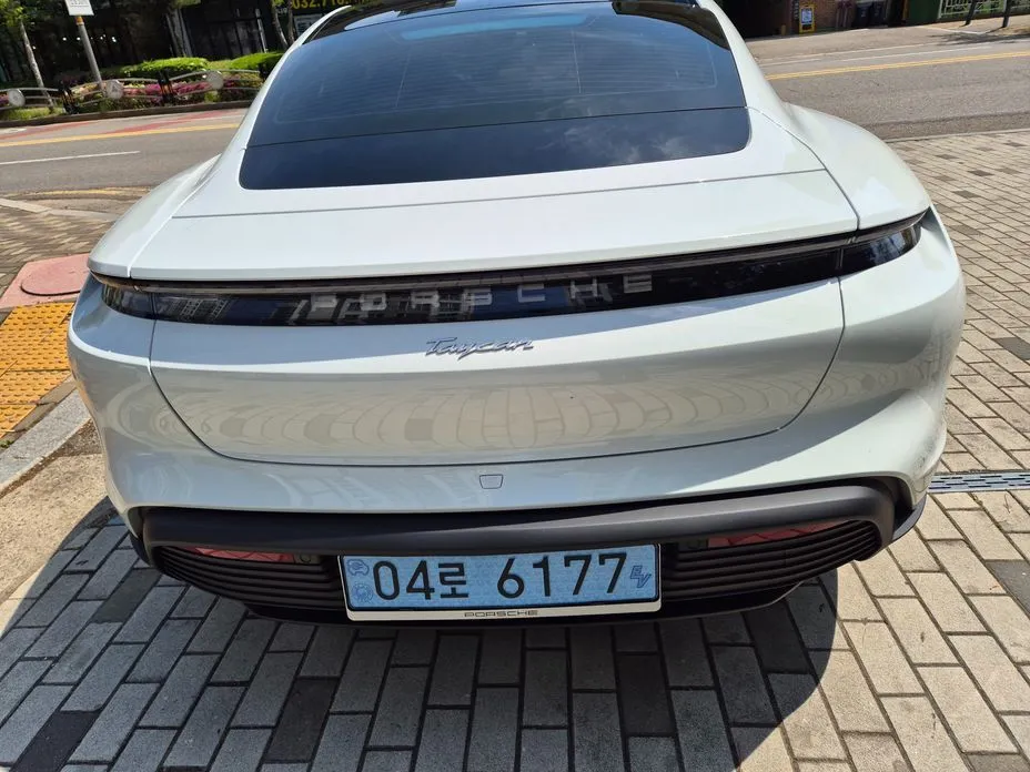 Porsche Taycan 2021 из KR, фото 3