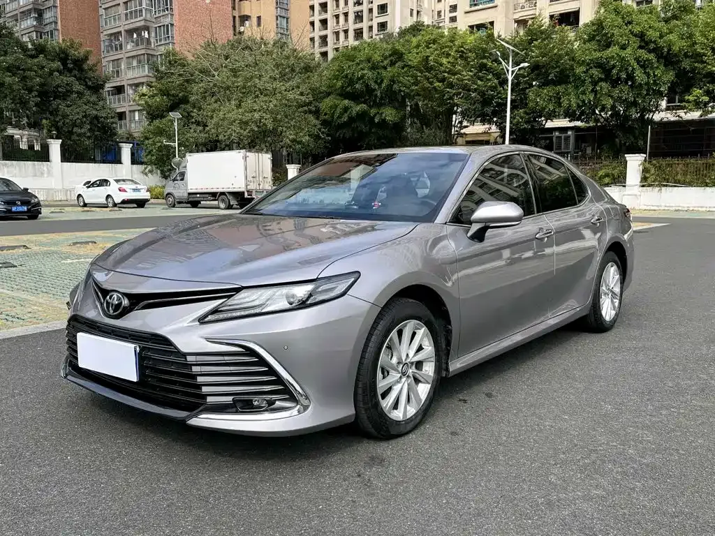 Toyota Camry — фото 1