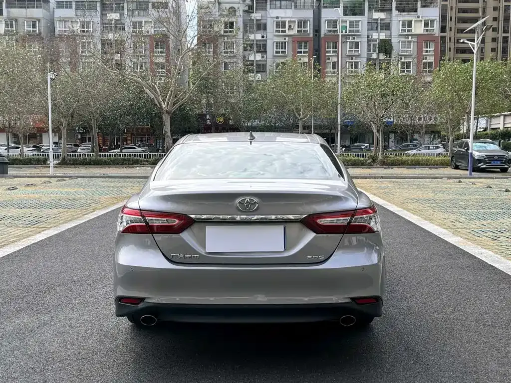 Toyota Camry — фото 5