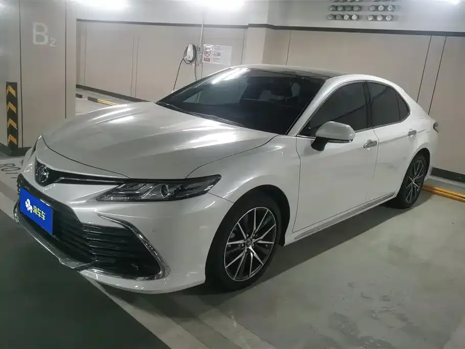 Toyota Camry — фото 1