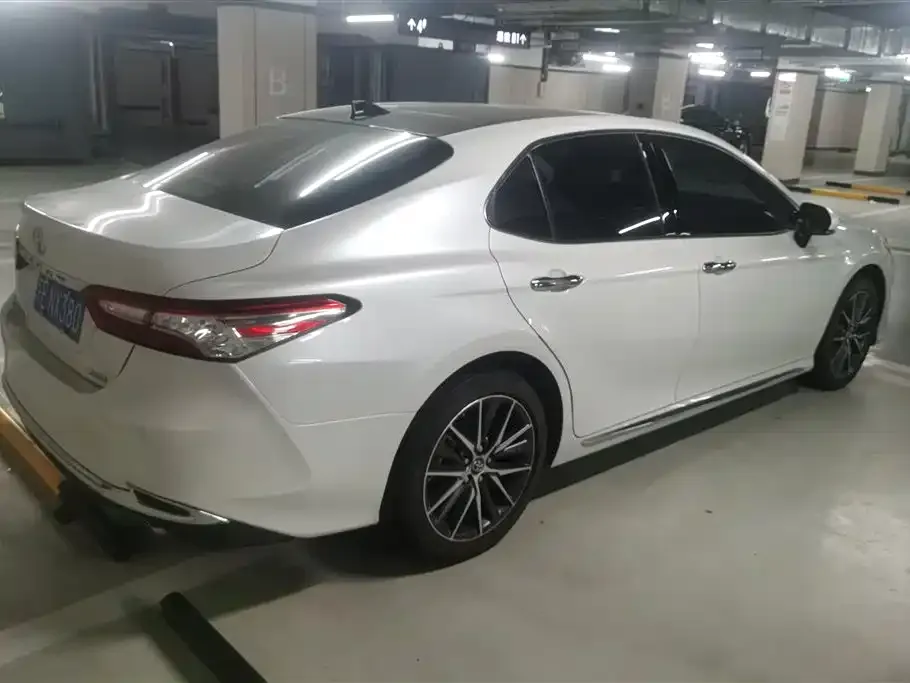 Toyota Camry — фото 2