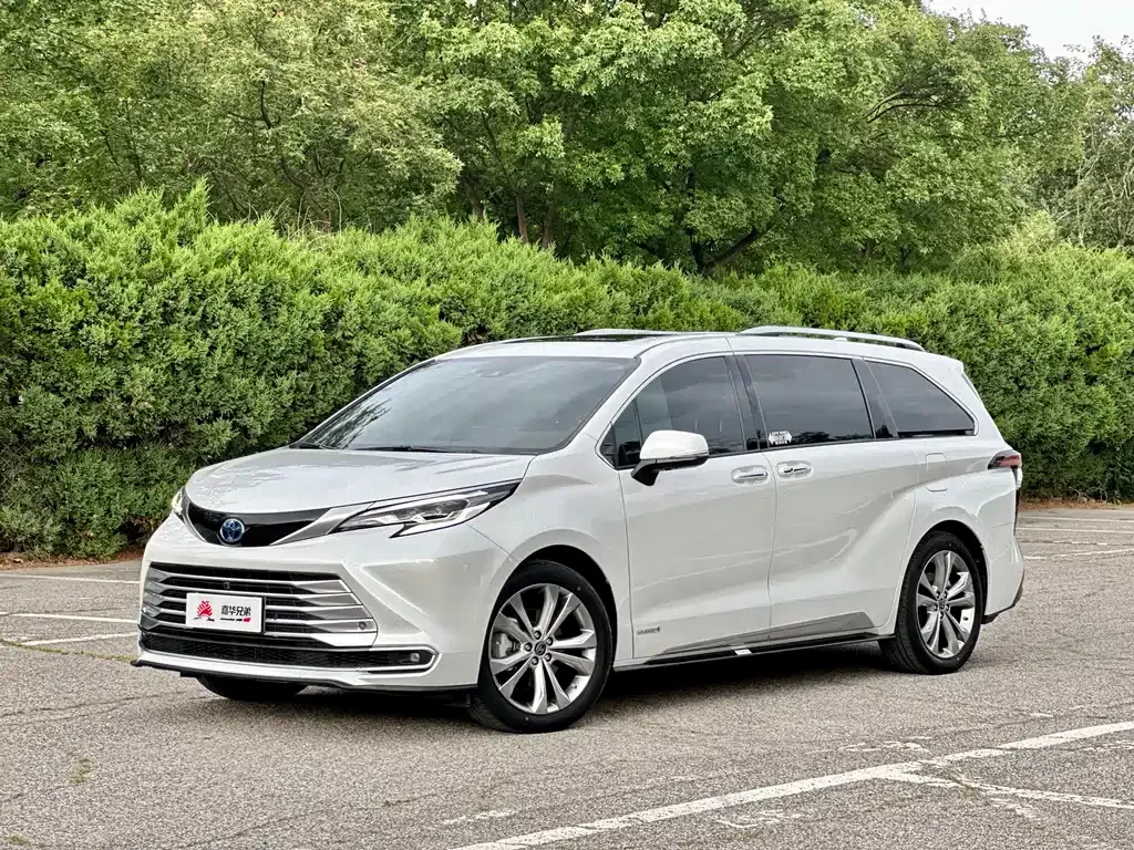 Toyota Sienna — фото 1