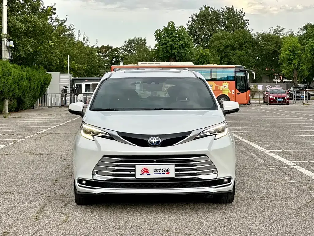 Toyota Sienna — фото 4