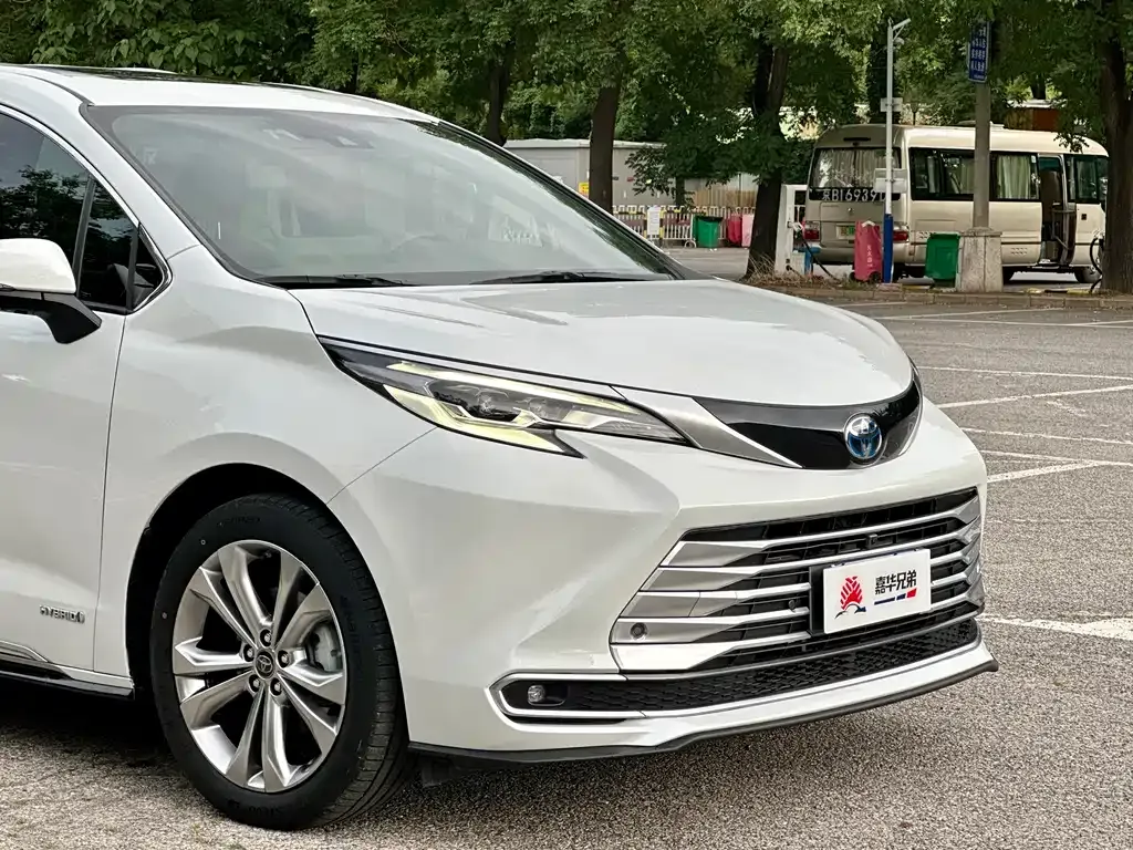 Toyota Sienna — фото 9