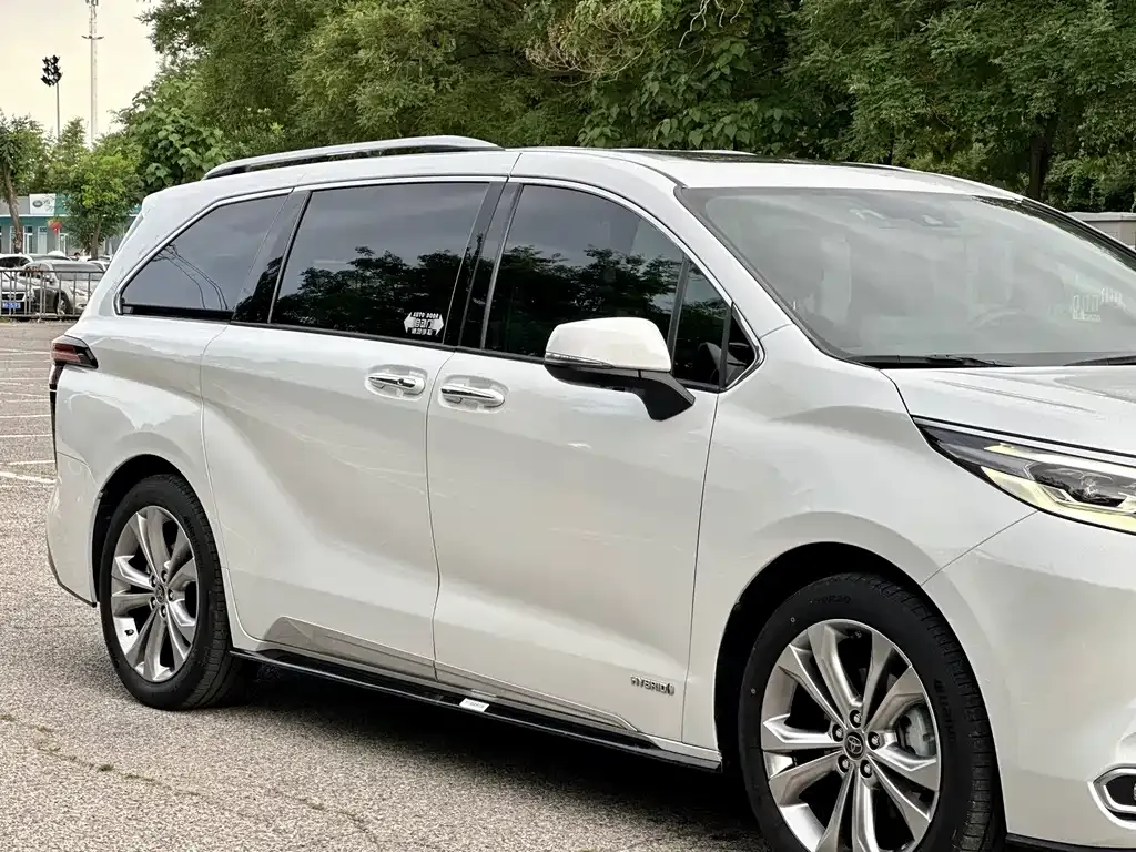 Toyota Sienna — фото 8