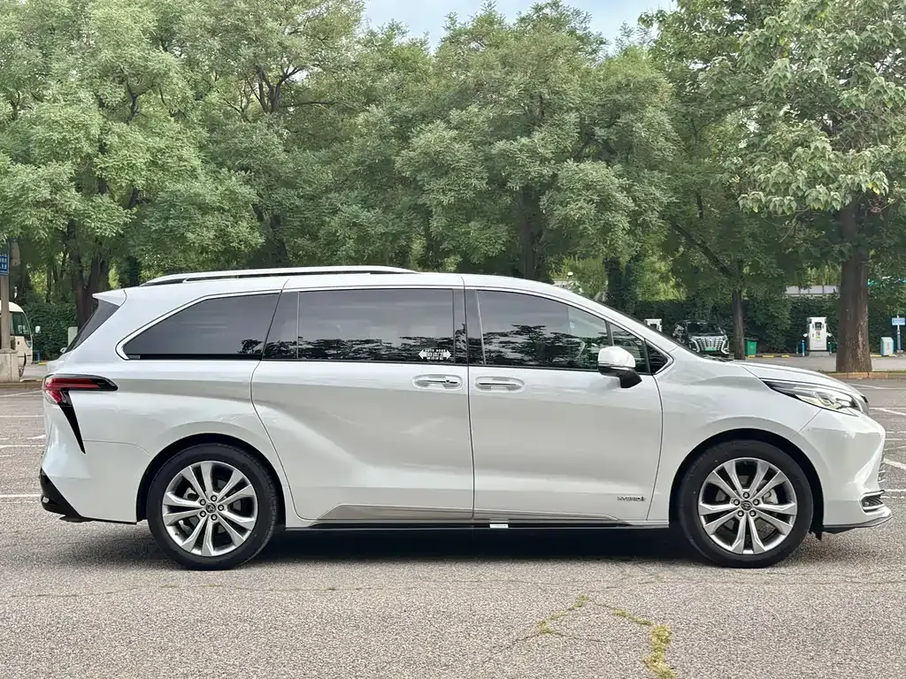 Toyota Sienna — фото 10