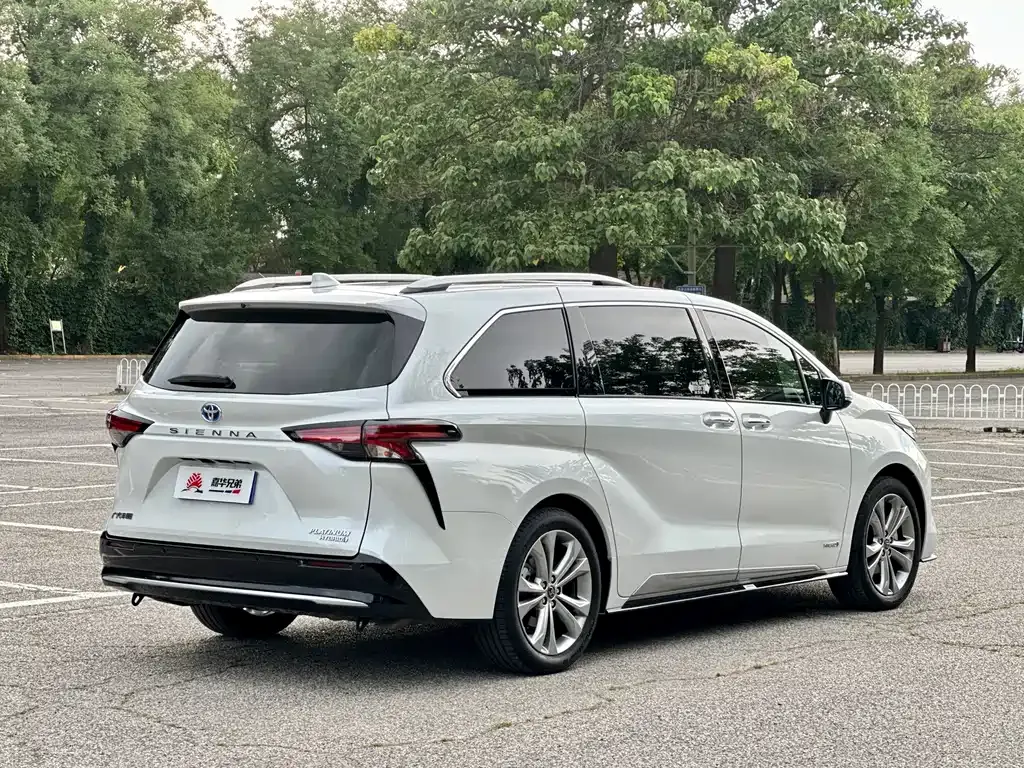Toyota Sienna — фото 3