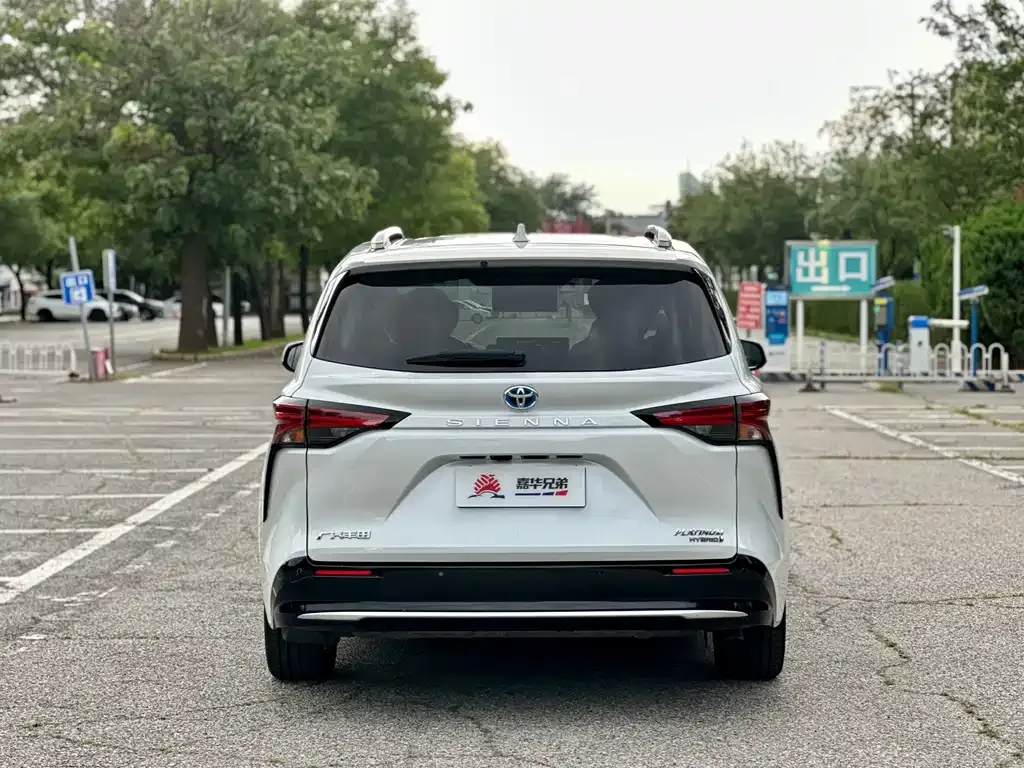 Toyota Sienna — фото 7