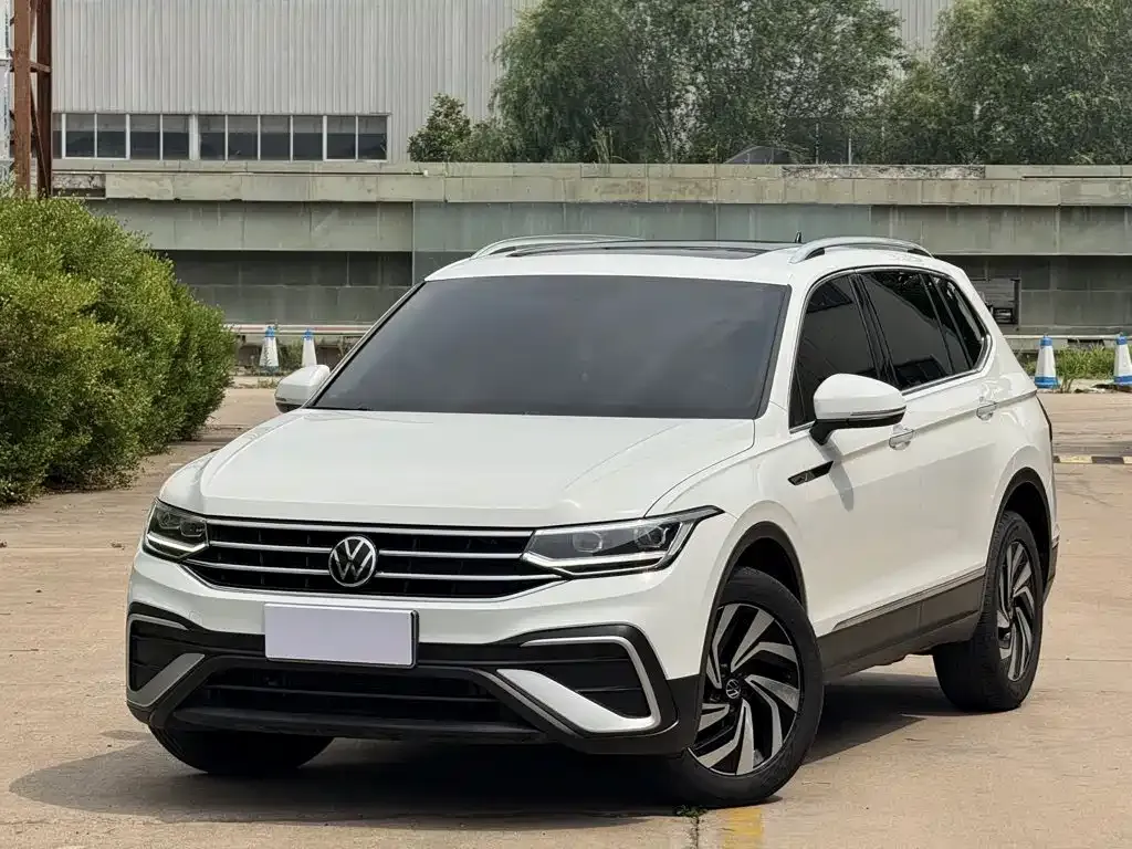 Volkswagen Tiguan L — фото 1