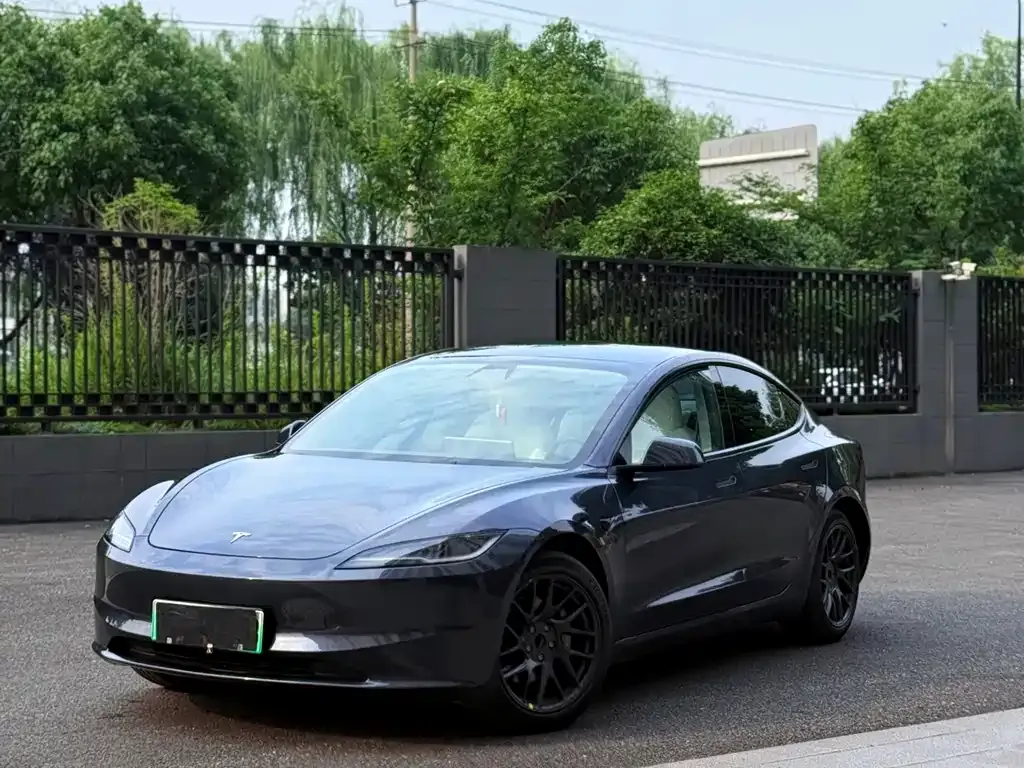 Tesla Model 3 — фото 1