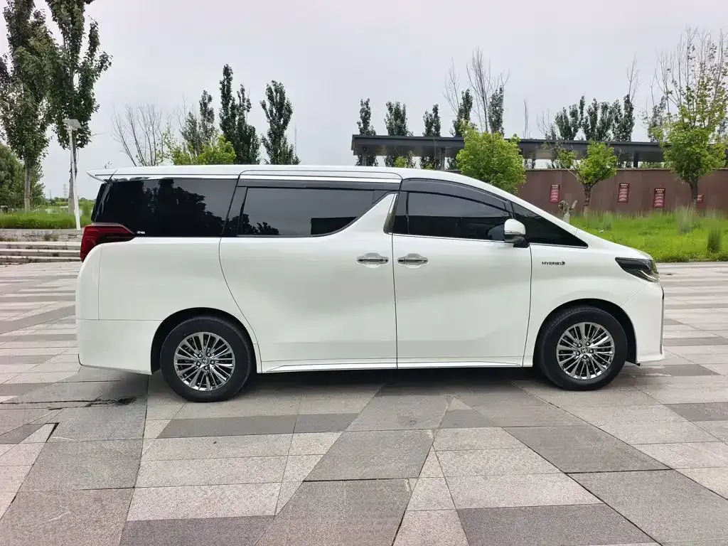 Toyota Alphard — фото 4