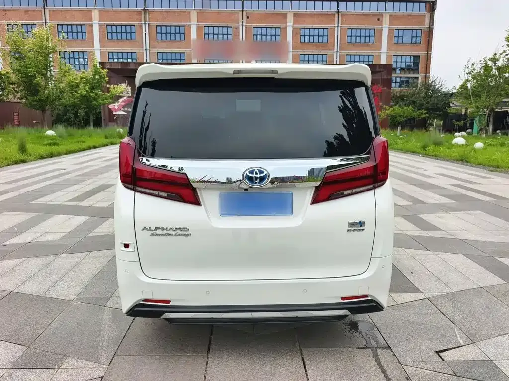 Toyota Alphard — фото 8