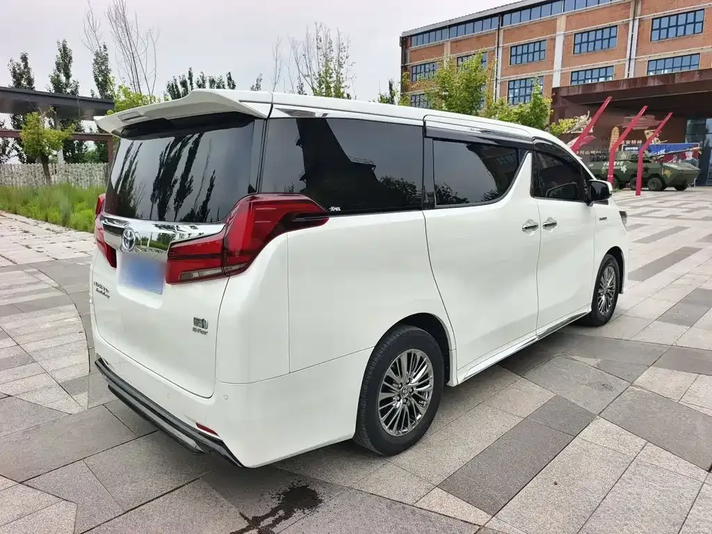 Toyota Alphard — фото 9