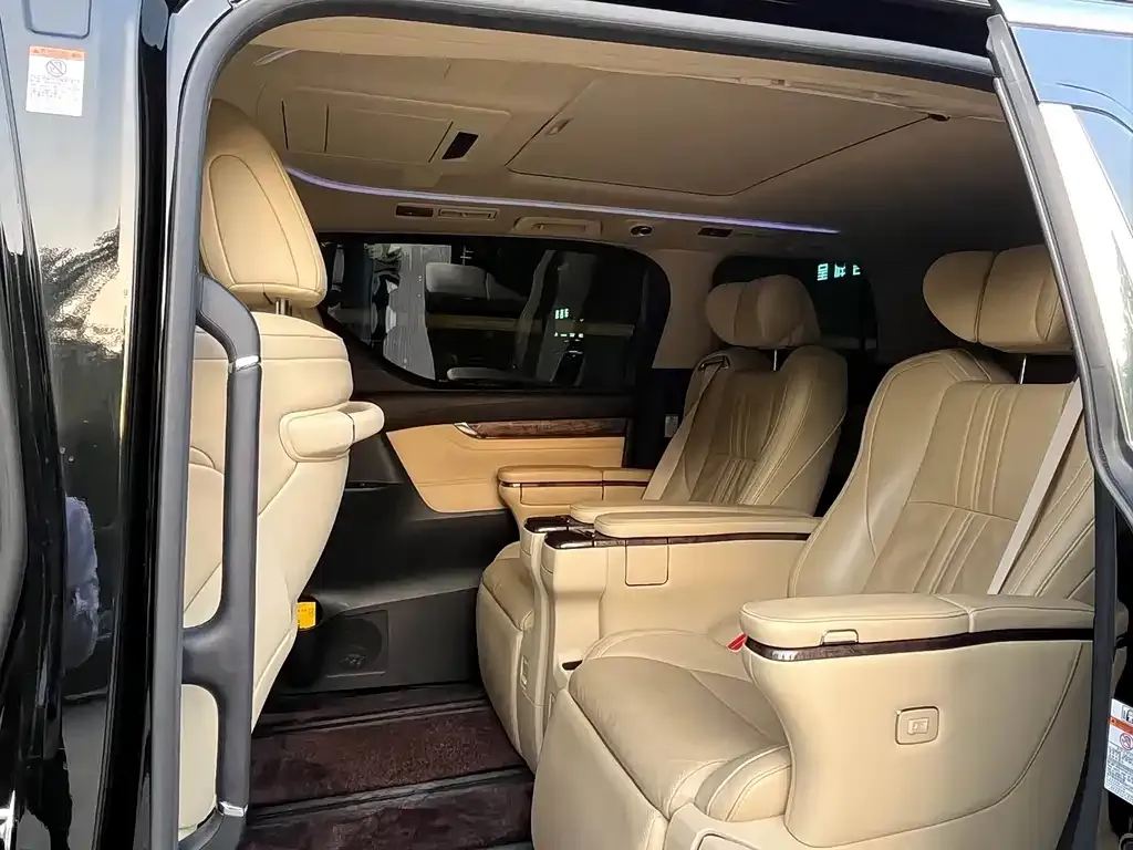 Toyota Alphard — фото 4