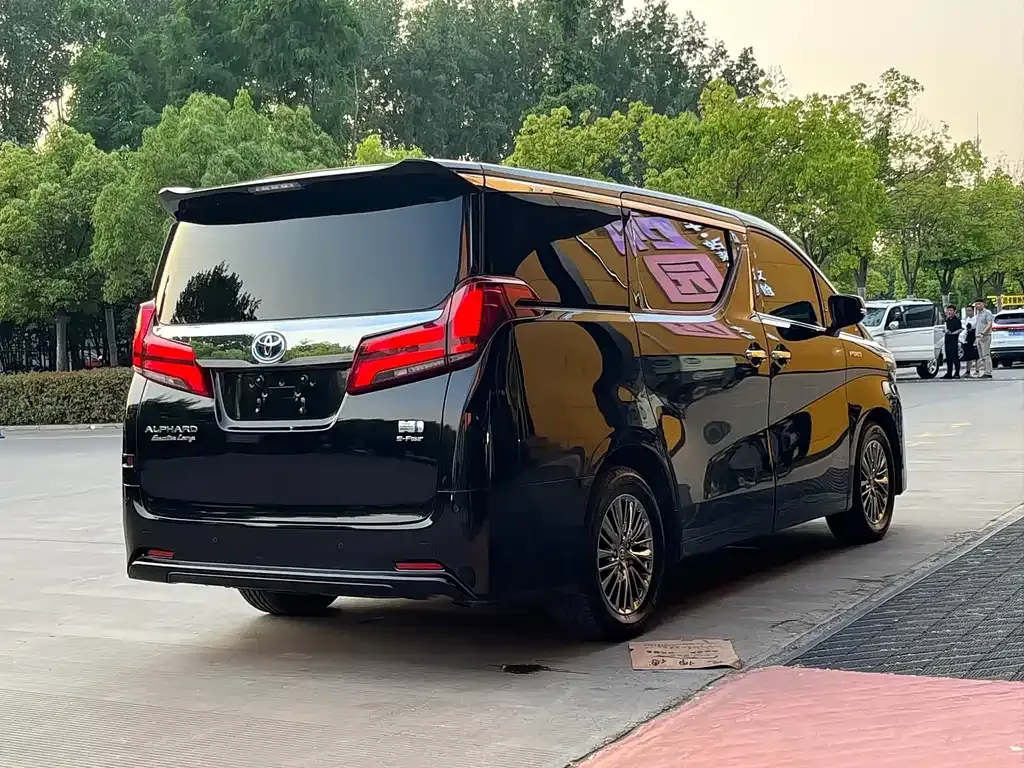 Toyota Alphard — фото 6