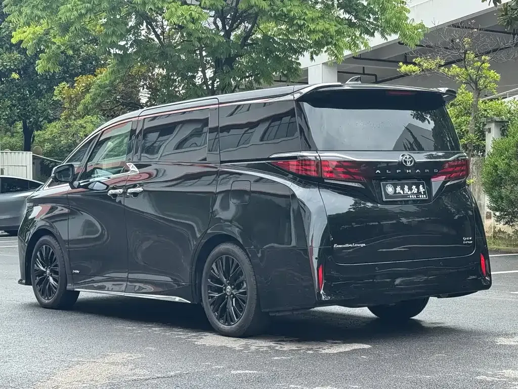 Toyota Alphard — фото 10