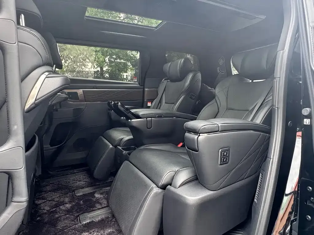 Toyota Alphard — фото 6