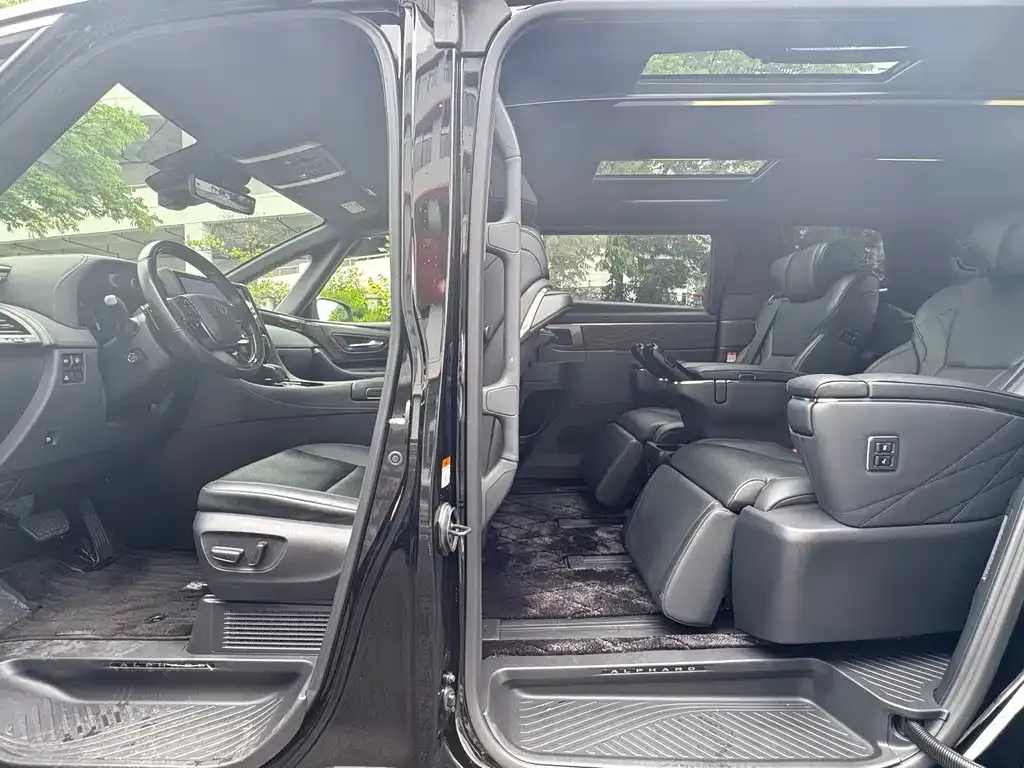Toyota Alphard — фото 5
