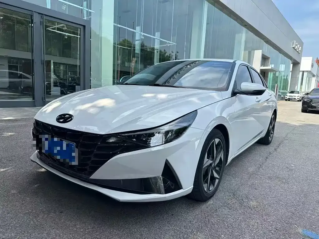 Hyundai Elantra — фото 1