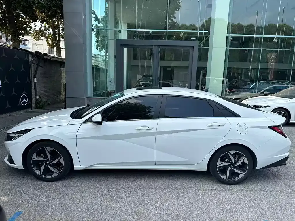 Hyundai Elantra — фото 3