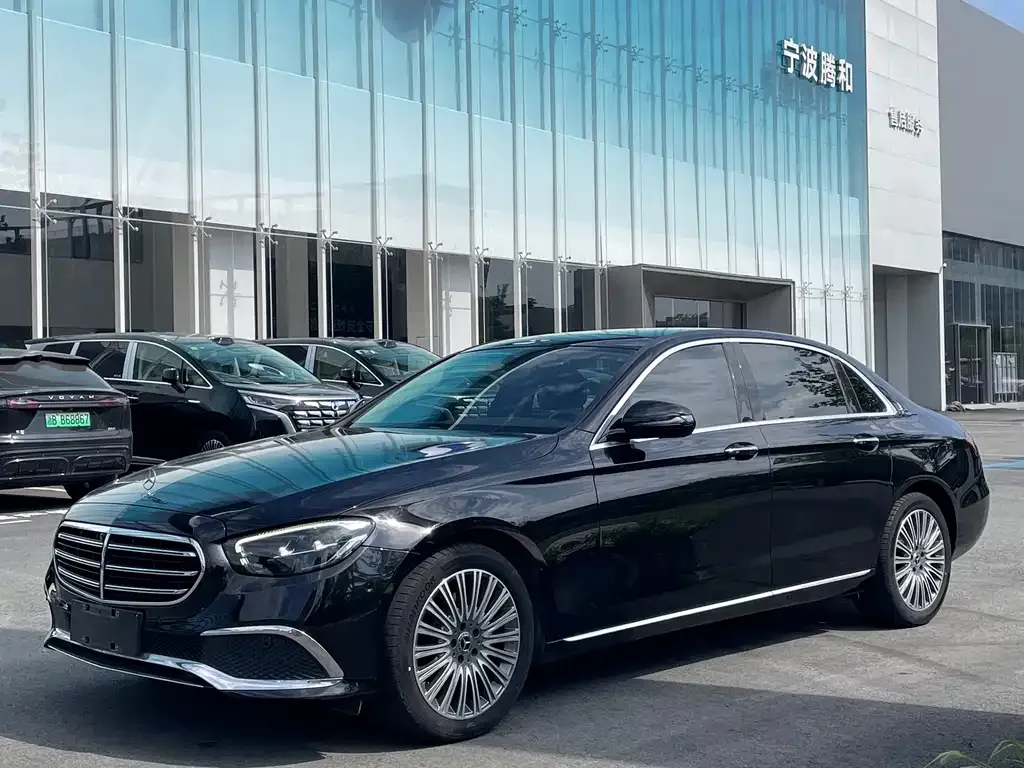 Mercedes-Benz E-Class — фото 1