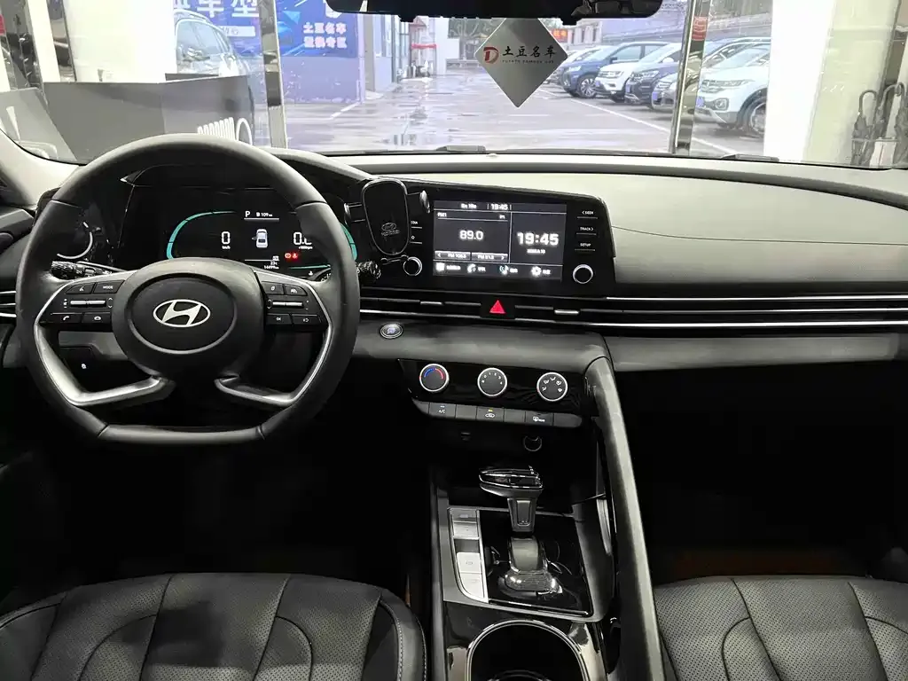 Hyundai Elantra — фото 4
