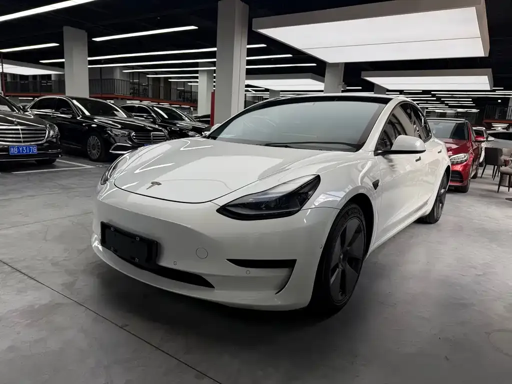 Tesla Model 3 — фото 1