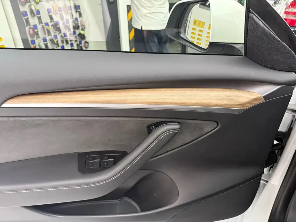 Tesla Model 3 — фото 4
