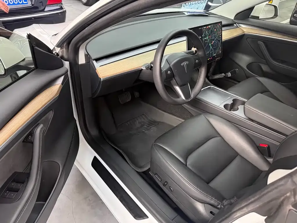 Tesla Model 3 — фото 10