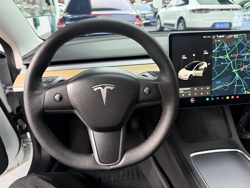 Tesla Model 3 — фото 7