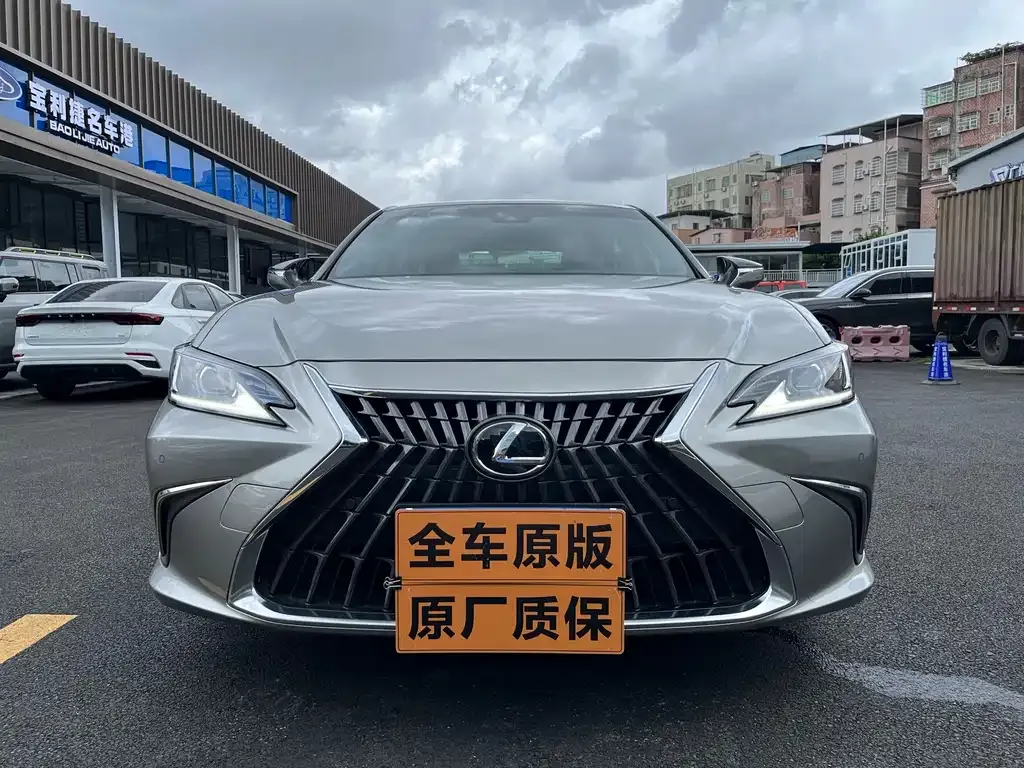 Lexus ES