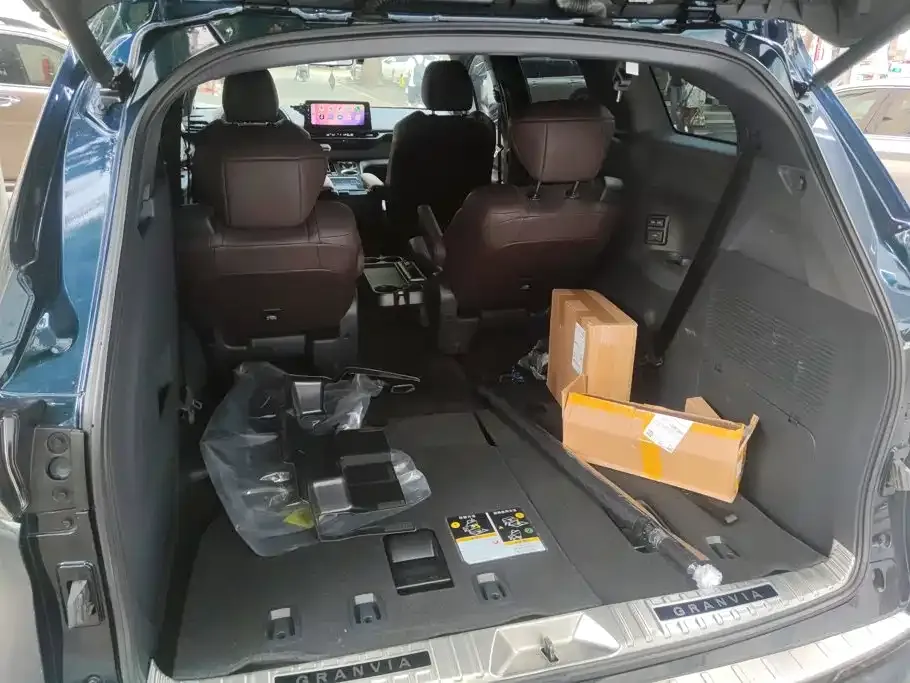 Toyota Granvia — фото 9