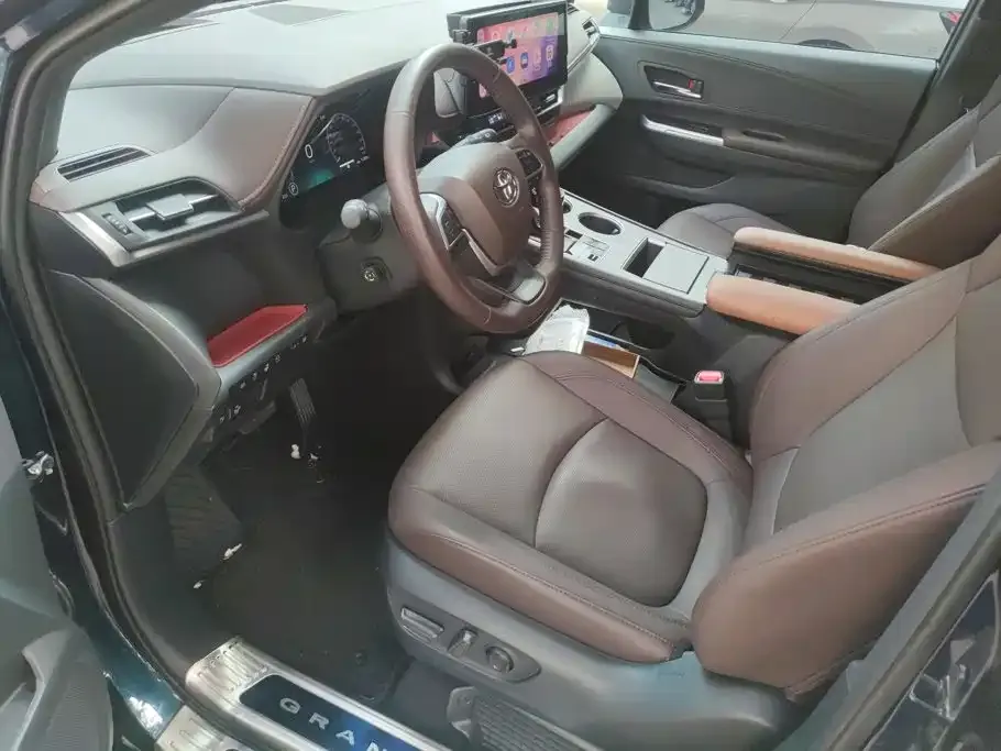 Toyota Granvia — фото 3