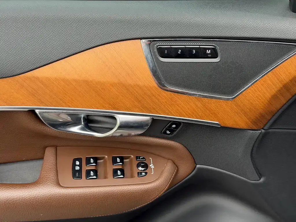 Volvo XC90 — фото 8