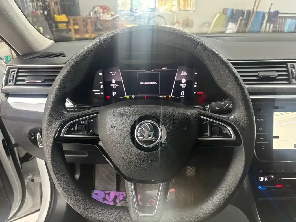 Skoda Superb — фото 8