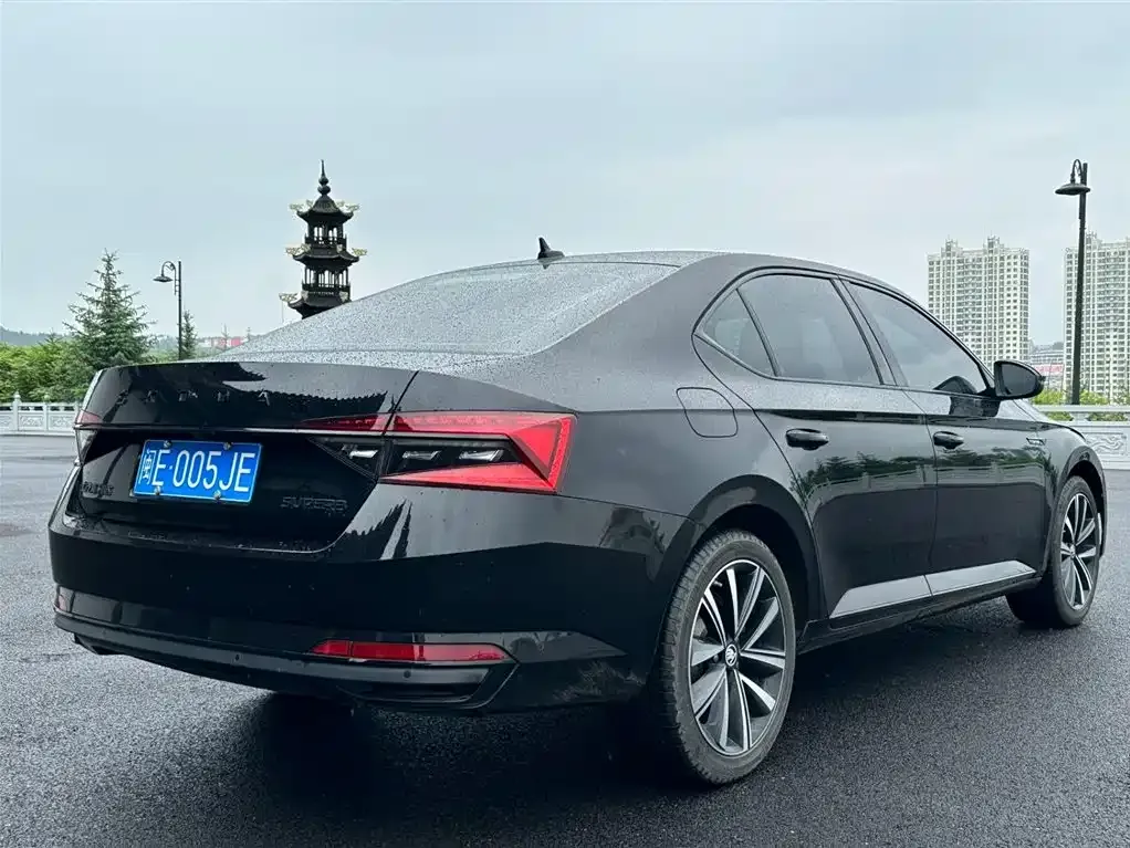 Skoda Superb — фото 8