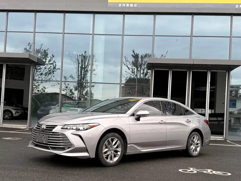 Toyota Avalon — фото 1