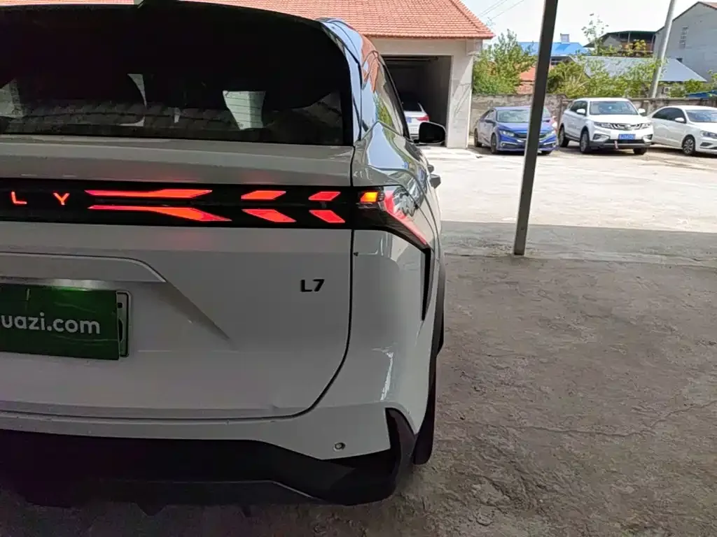 Geely Galaxy L7 — фото 10