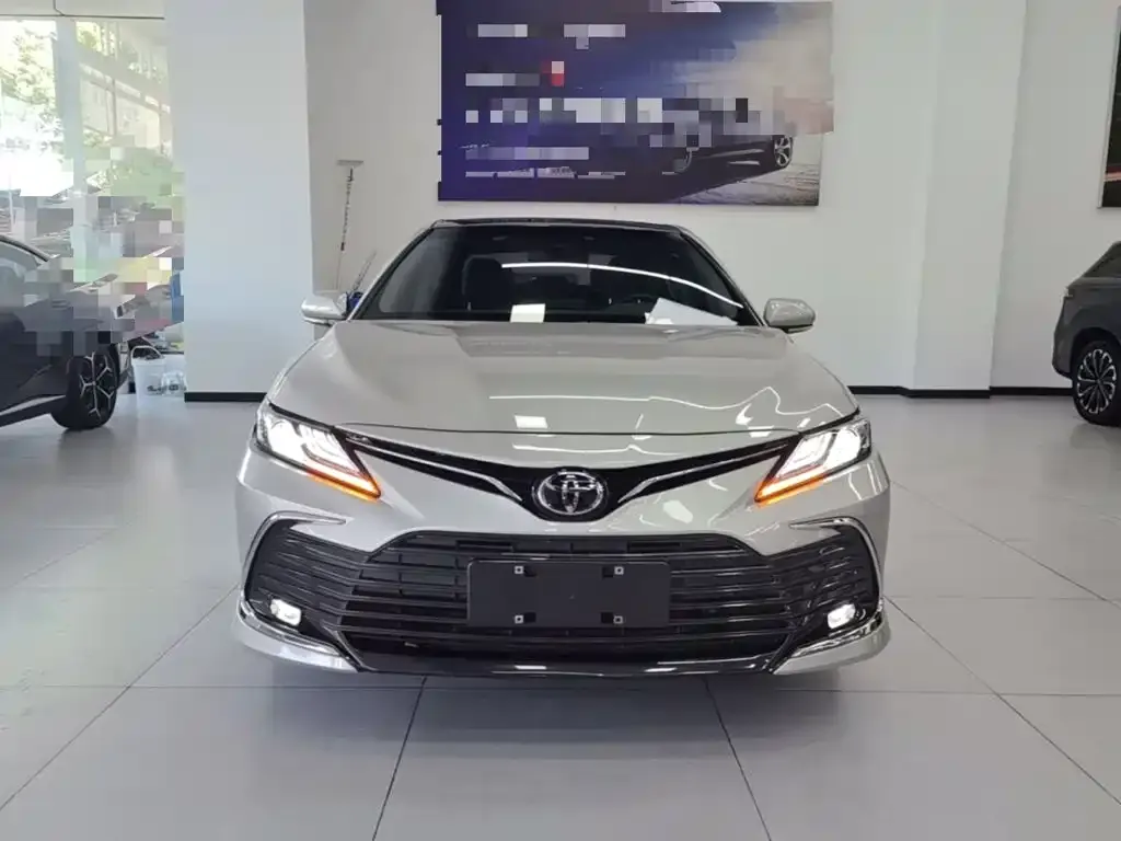 Toyota Camry — фото 2