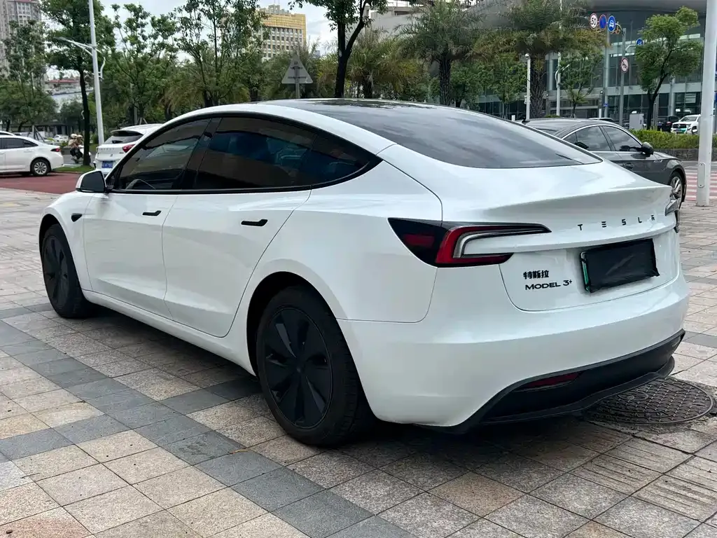 Tesla Model 3 — фото 9