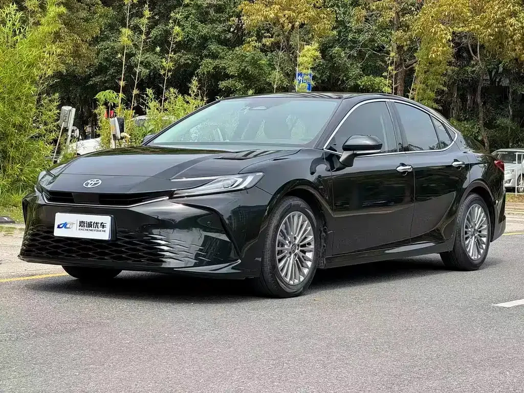 Toyota Camry — фото 1