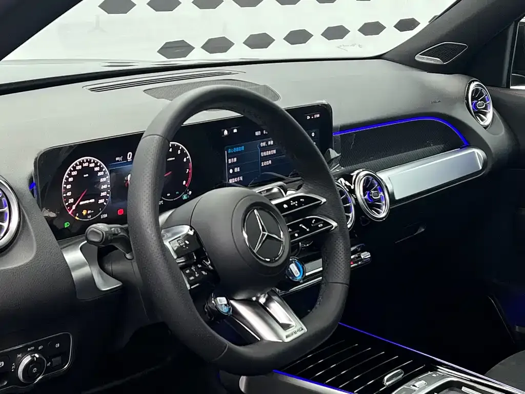 Mercedes-Benz GLB AMG — фото 6