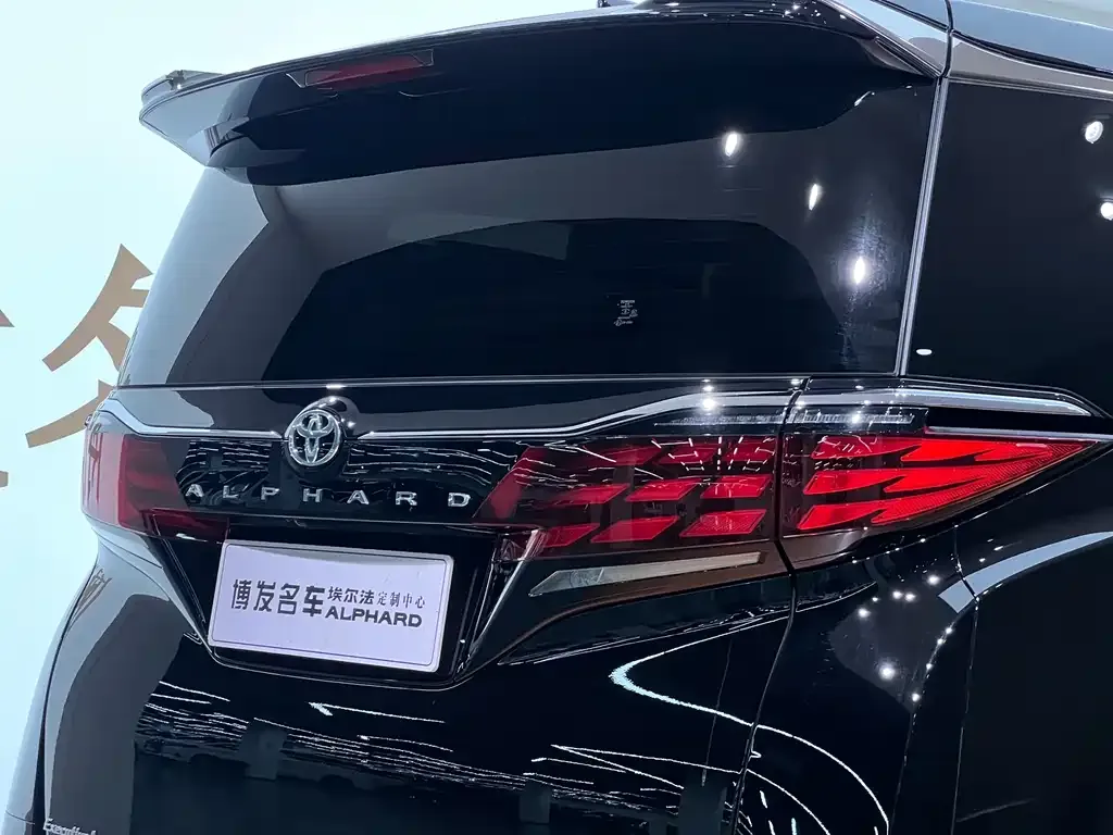 Toyota Alphard — фото 3
