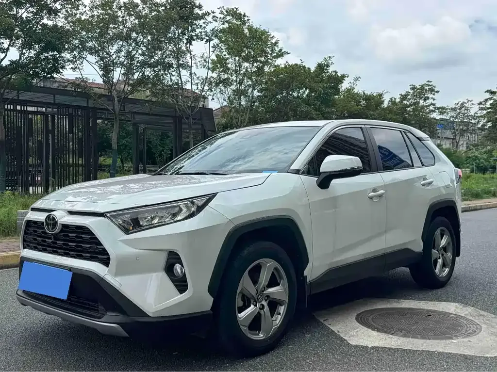 Toyota RAV4 — фото 1